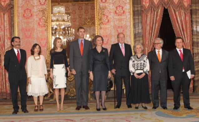 Sus Majestades los Reyes y Sus Altezas Reales los Príncipes de Asturias junto a Elena Poniatowska, Premio Miguel de Cervantes 2013, y sus familiares